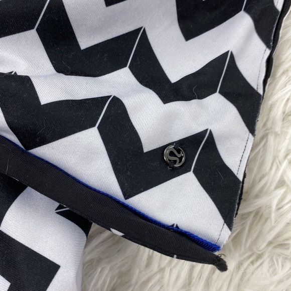 Lululemon Vinyasa Scarf *Luon Light Arrow Chevron White Black / Black - Picture 3 of 4